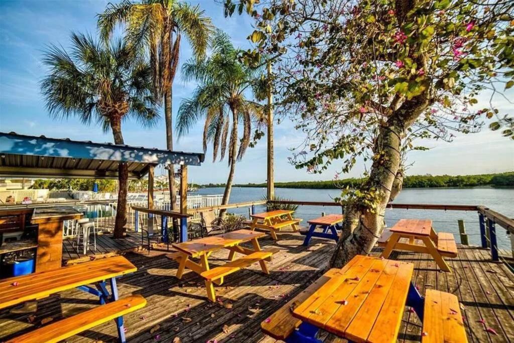 Bay View, Studio206, Beach Steps Away! Pool+Wifi Ръскин Екстериор снимка