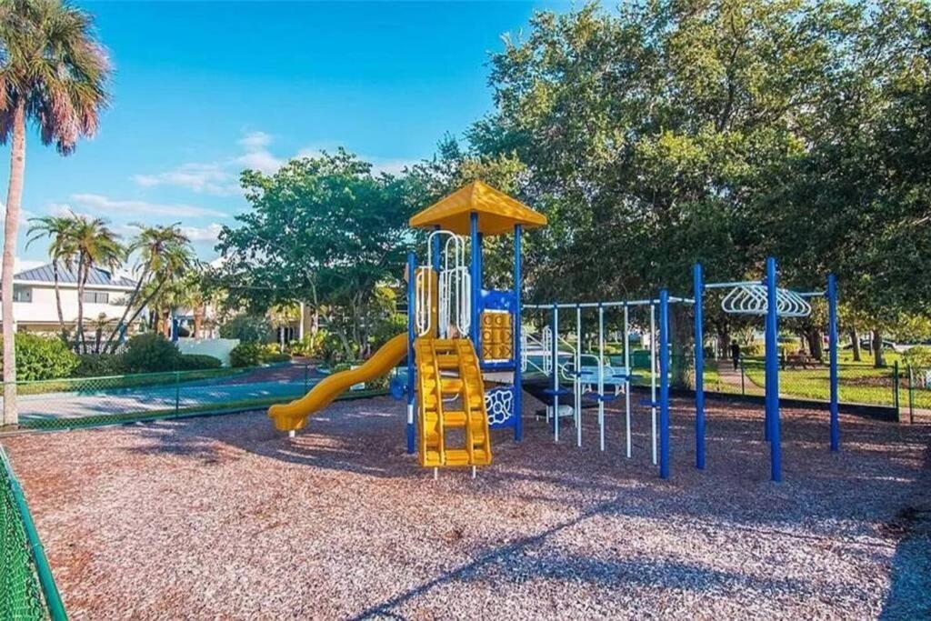 Bay View, Studio206, Beach Steps Away! Pool+Wifi Ръскин Екстериор снимка