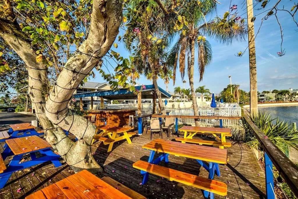 Bay View, Studio206, Beach Steps Away! Pool+Wifi Ръскин Екстериор снимка