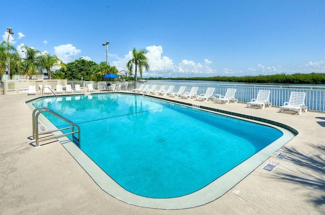 Bay View, Studio206, Beach Steps Away! Pool+Wifi Ръскин Екстериор снимка